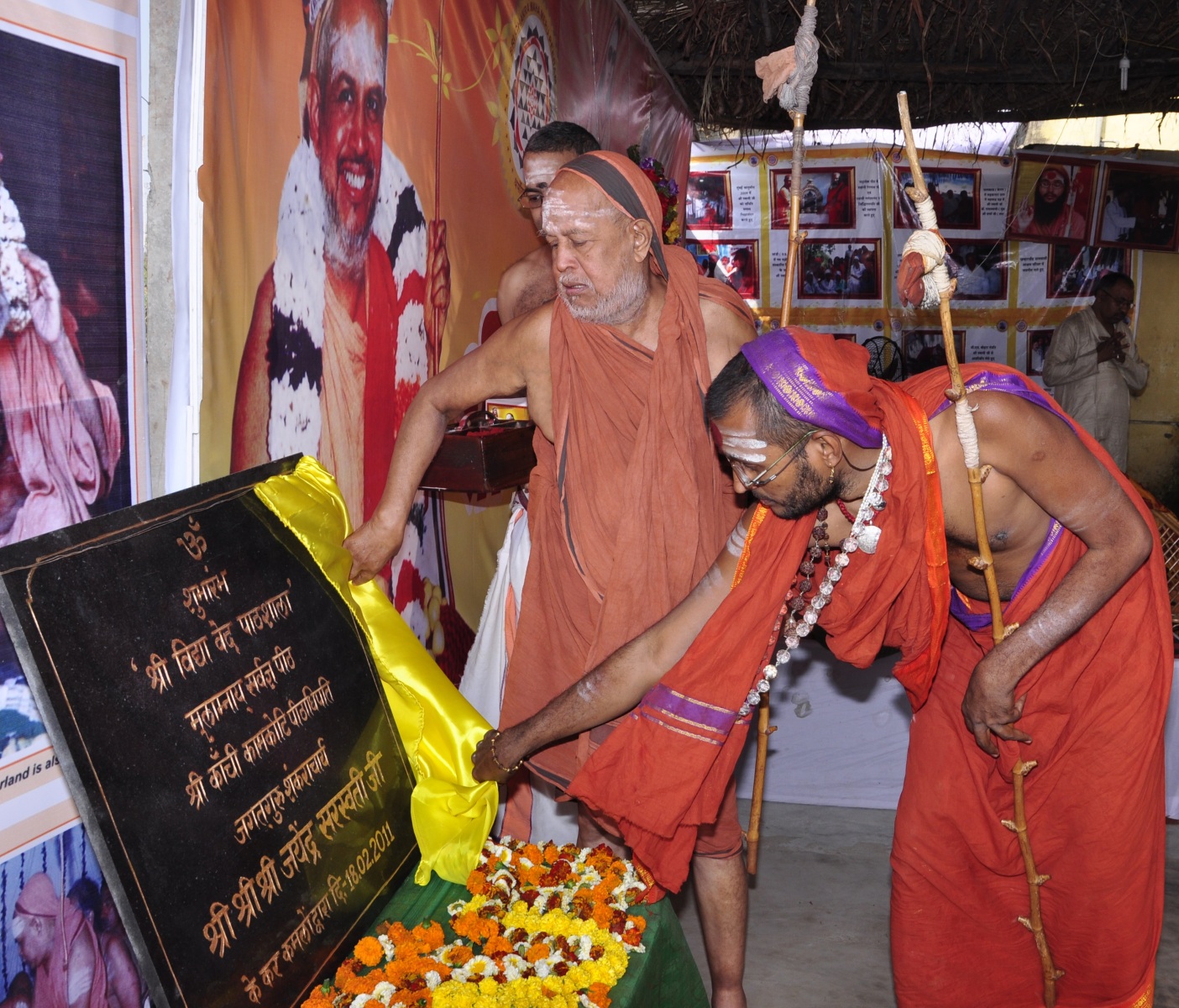 Devotees at a Guru Melanam gathering with Bilaspur Swamigal