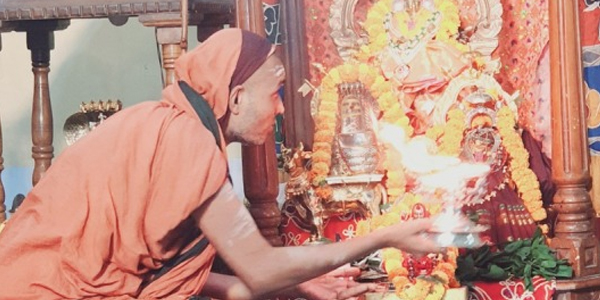 Devotees at a Guru Melanam gathering with Bilaspur Swamigal